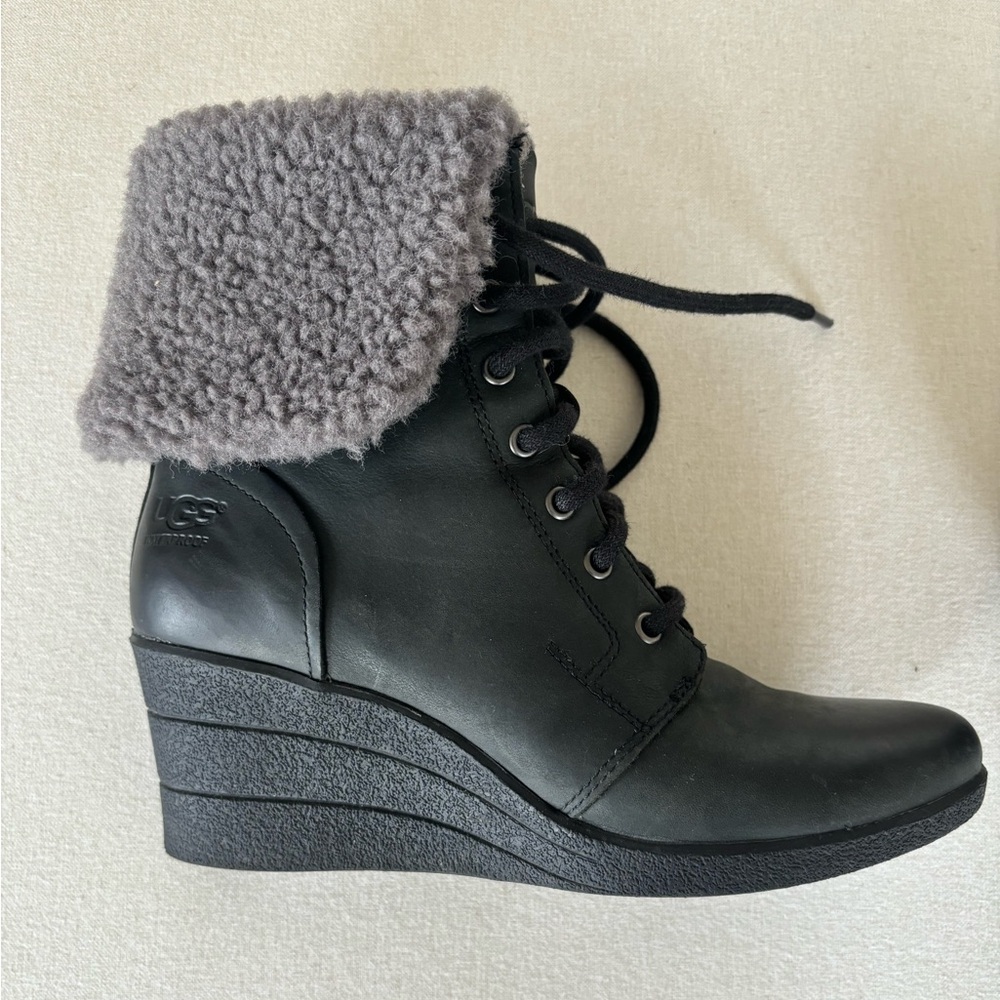 UGG waterproof leather shearling boots black 7 EUC - Picture 2 of 9